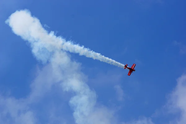 KRAKOW, POLAND - JUNE 29: Flying display and aerobatic show of Zelazny group in Malopolski Piknik Lotniczy (Air festival), Krakow on 29 June, 2013 — Stock Photo, Image