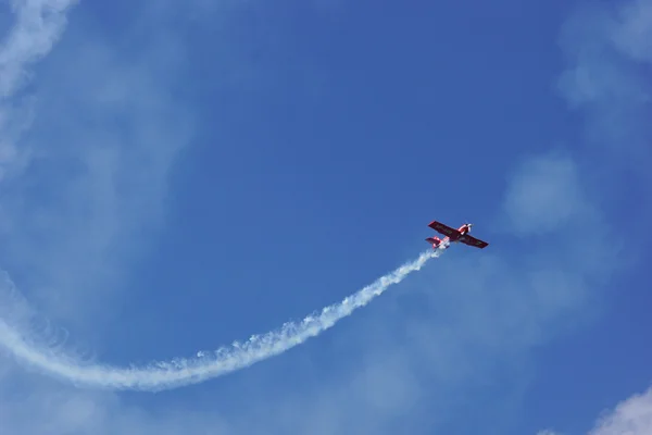 KRAKOW, POLAND - JUNE 29: Flying display and aerobatic show of Zelazny group in Malopolski Piknik Lotniczy (Air festival), Krakow on 29 June, 2013 — Stock Photo, Image