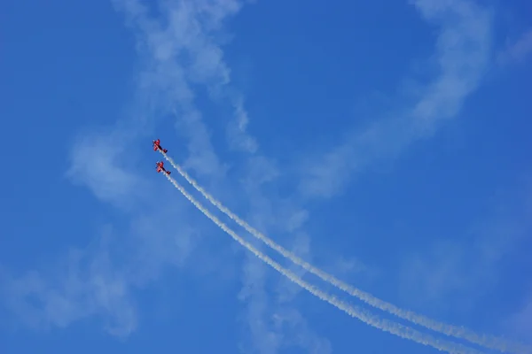 KRAKOW, POLAND - JUNE 29: Flying display and aerobatic show of Zelazny group in Malopolski Piknik Lotniczy (Air festival), Krakow on 29 June, 2013 — Stock Photo, Image