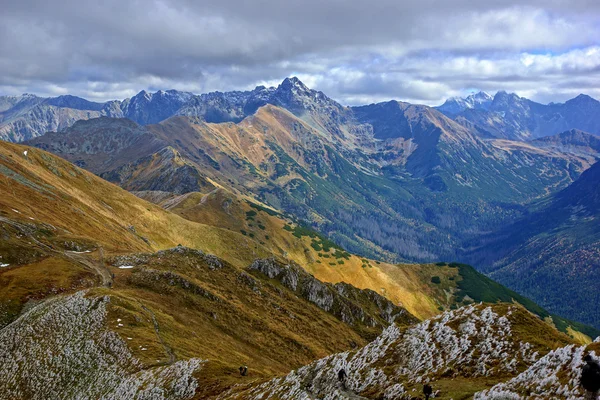 Rode bergtoppen, Tatra gebergte in Polen — Stockfoto