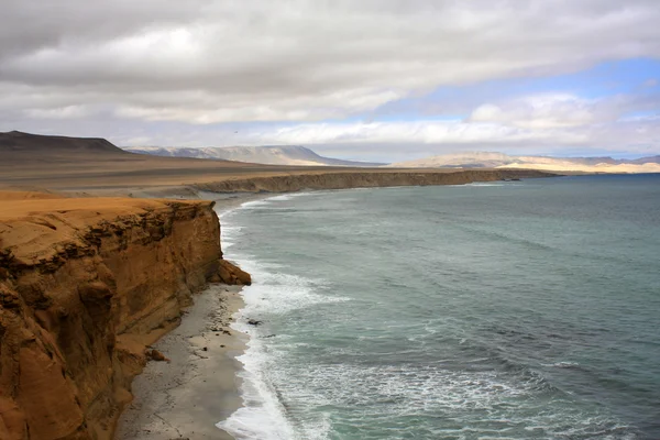 Klif wybrzeża pustyni atacama w pobliżu paracas w peru — Zdjęcie stockowe