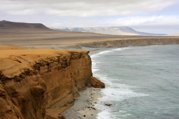 Cliff kust van atacama woestijn in de buurt van paracas in peru — Stockfoto
