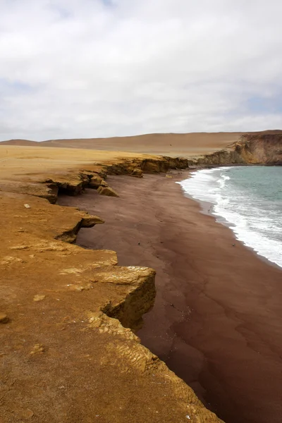 Cliff kust van atacama woestijn in de buurt van paracas in peru — Stockfoto