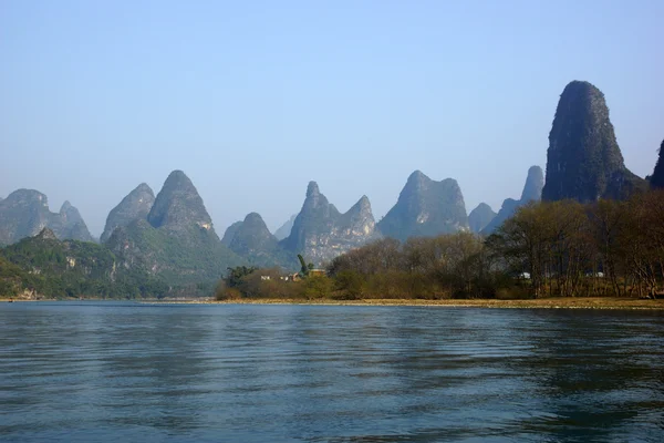 Paisaje del río Yu Long en Yangshuo, Guilin, provincia de Guanxi, China — Foto de Stock