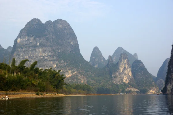 Yu Long river landscape in Yangshuo, Guilin, província de Guanxi, China — Fotografia de Stock