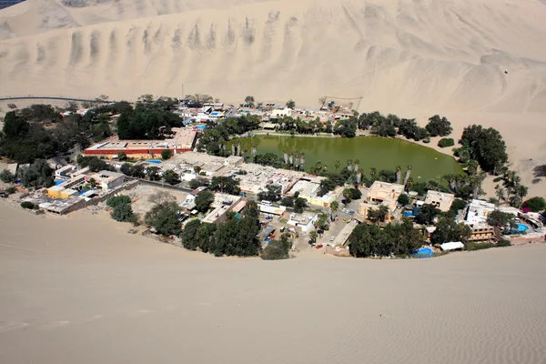 Oázis a huacachina, az atacama-sivatag, peru — Stock Fotó