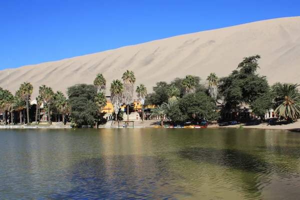 Oasis of Huacachina in Atacama desert, Peru — Stock Photo, Image