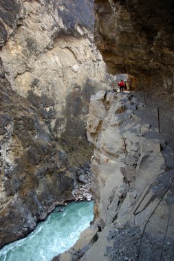 Kaplan sıçrayan Gorge (hutiaoxia) yakınlarında lijiang, yunnan Eyaleti, Çin