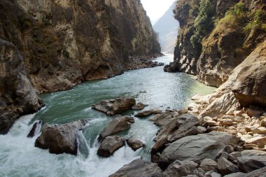 Kaplan sıçrayan Gorge (hutiaoxia) yakınlarında lijiang, yunnan Eyaleti, Çin