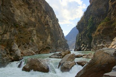 Kaplan sıçrayan Gorge (hutiaoxia) yakınlarında lijiang, yunnan Eyaleti, Çin