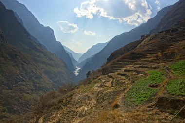Kaplan sıçrayan Gorge (hutiaoxia) yakınlarında lijiang, yunnan Eyaleti, Çin