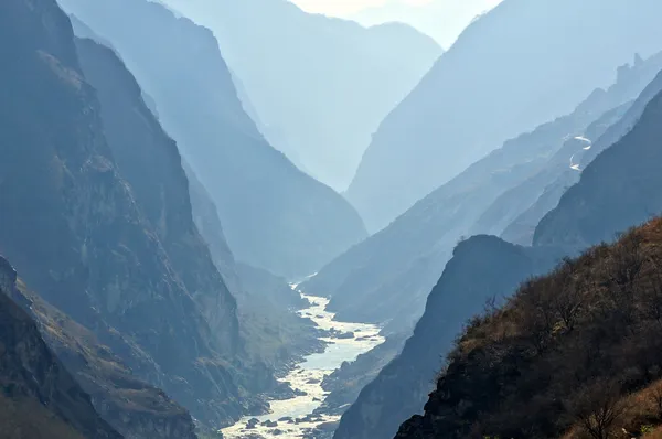 Tiger πηδώντας φαράγγι (hutiaoxia) κοντά στο lijiang, yunnan επαρχία, Κίνα — Φωτογραφία Αρχείου