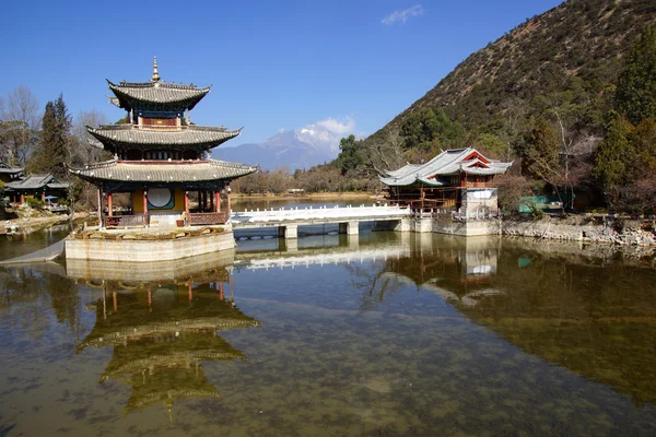 Zwarte draak zwembad jade dragon snow mountain in lijiang, yunnan, china — Stockfoto