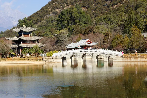 Zwarte draak zwembad jade dragon snow mountain in lijiang, yunnan, china — Stockfoto