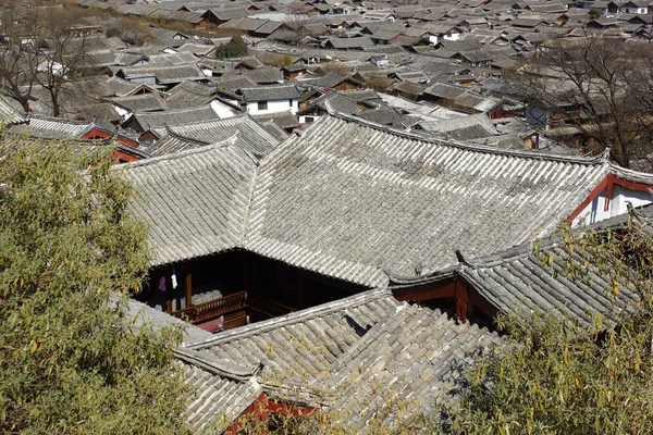 Gamla tak i lijiang gamla stan, yunnan Kina Stockbild