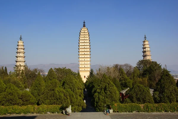 Trzy buddyjskiej pagody w dali starego miasta, prowincji yunnan, Chiny — Zdjęcie stockowe