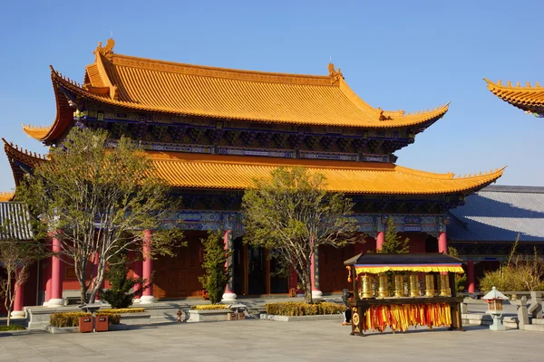 Três pagodes budistas na cidade velha de Dali, província de Yunnan, China — Fotografia de Stock