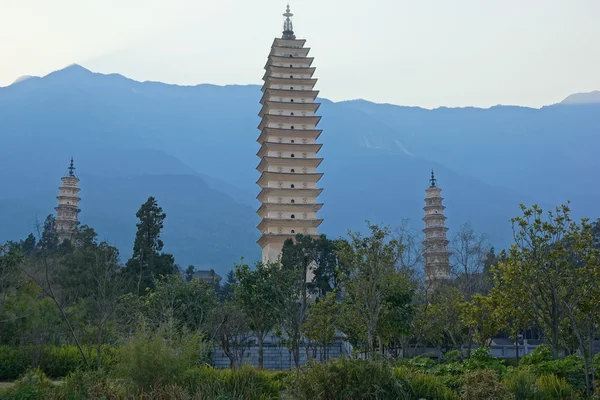 Trzy buddyjskiej pagody w dali starego miasta, prowincji yunnan, Chiny — Zdjęcie stockowe