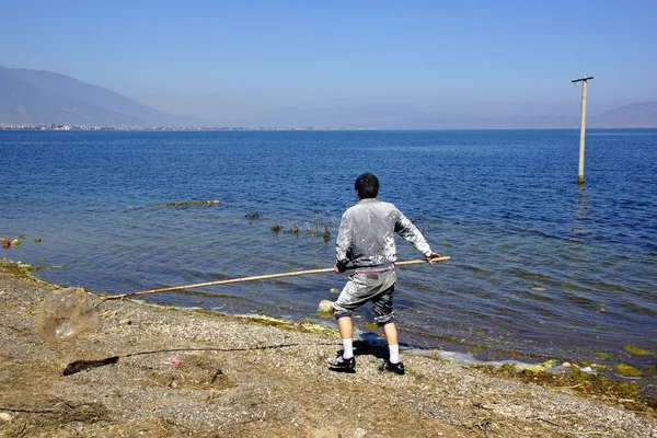 Pessoas que pescam no lago Erhai, Dali, província de Yunnan, China — Fotografia de Stock