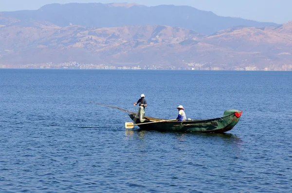 People fishing on Erhai lake, Dali, Yunnan province, China — Stock Photo, Image