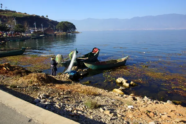 Lidé rybaření na jezeře erhai, Dalí, Jün-nan, Čína — Stock fotografie