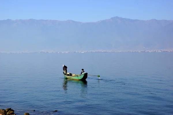 People fishing on Erhai lake, Dali, Yunnan province, China — Stock Photo, Image