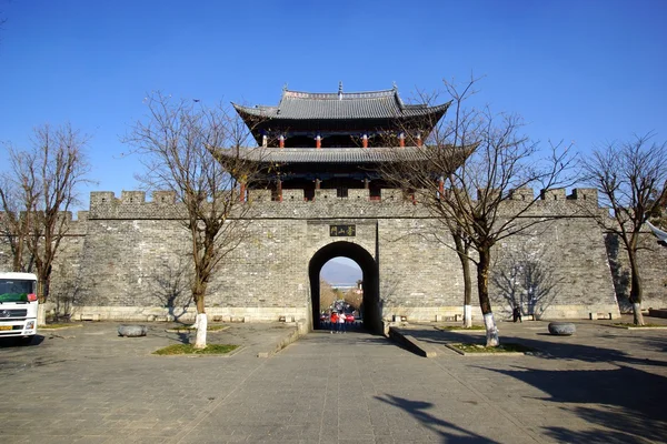 게이트와 달리 오래 된 도시, 윈난 성, 중국의 벽 스톡 이미지