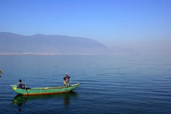 Люди на риболовлю на озеро erhai, далі, провінції Юньнань, Китай Ліцензійні Стокові Зображення