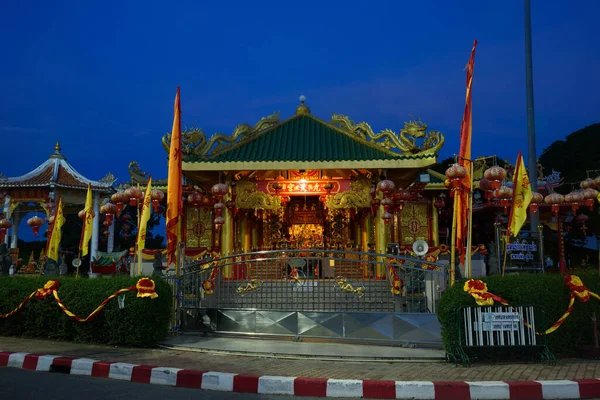 泰国普吉岛 2021年10月1日 位于普吉岛萨潘欣的中国神龛 是在早上蓝色时间举行的蔬菜节 — 图库照片