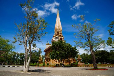Phra Mahathat Chedi, Wat Chaitharam ya da Chalong Tapınağı Phuket Bölgesi 'nde mavi gökyüzü arka planında