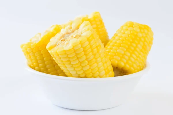 Veel Stukken Van Heerlijke Koken Maïs Witte Kom Witte Achtergrond — Stockfoto