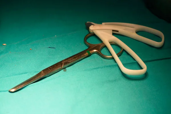 Хірургічні Ножиці Скоби Зеленому Столі Операційній Кімнаті — стокове фото