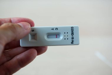 El ele tutuşan antijen test kiti kovid-19 enfeksiyonu olmadığını gösteriyor..