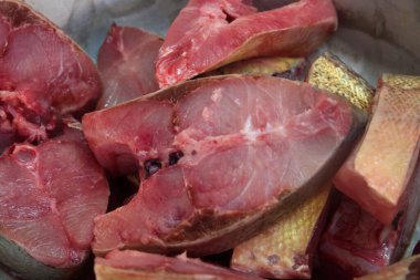 Kavanozda pişirmeden önce çiğ balık yakın plan..