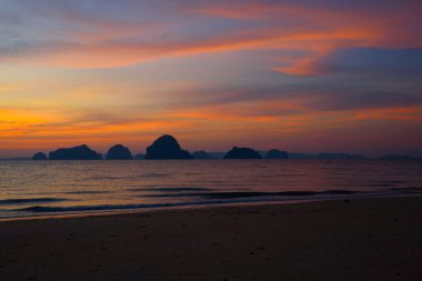 Günbatımından sonra güzel gökyüzü manzarası Tubkaek sahilinde, Krabi, Tayland.
