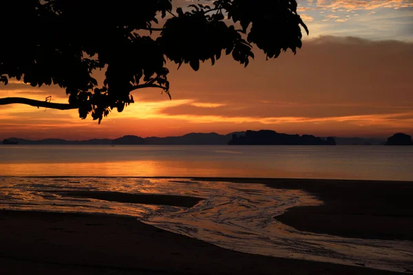 Escena Puesta Sol Cielo Naranja Playa Tubkaek Krabi Tailandia — Foto de Stock