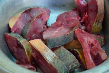 Kavanozda pişirmeden önce çiğ balık yakın plan.