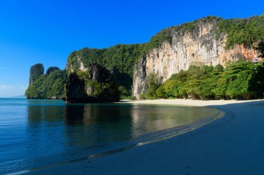 Tayland 'ın Krabi ilinde mavi gökyüzü arka planında Koh Hong adasında güzel bir sahil..