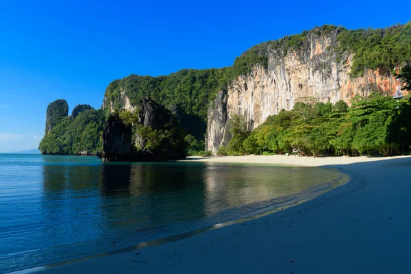 Tayland 'ın Krabi ilinde mavi gökyüzü arka planında Koh Hong adasında güzel bir sahil..