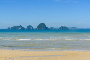Dağların manzarası, mavi gökyüzündeki deniz dalgaları Tubkaek Sahili, Krabi, Tayland.