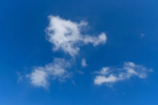 Nuvens Cúmulos Bonitas Fundo Céu Azul Claro — Fotografia de Stock
