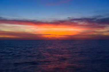 Phuket 'teki Saphanhin halk parkında güzel bir gün doğumu ve gökyüzü..