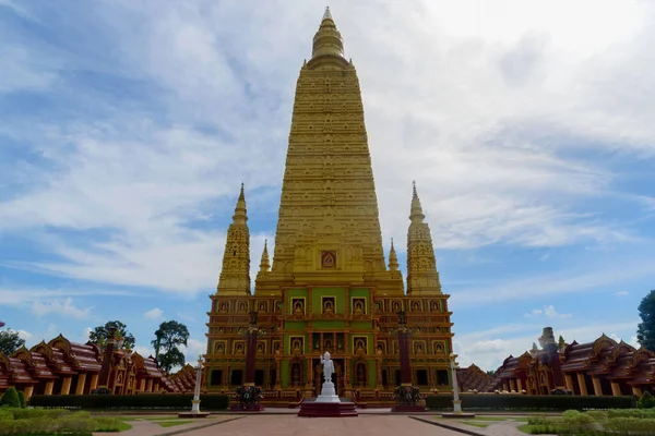 泰国Krabi省Wat Maha Wachiramongkol或Wat Bang Thong美丽的金塔 — 图库照片