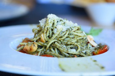 Lokantada bir tabak lezzetli spagetti ve sos..