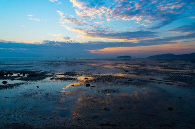 Phuket City 'deki Saphanhin halk parkında güzel bir gökyüzü ve deniz yansıması..