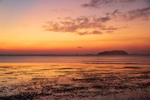 Scene Beautiful Orange Sky Reflection Sea Sunrise Saphanhin Public Park — Foto de Stock