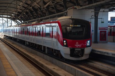Bangkok, Tayland-30 Ocak 2022: Tayland Devlet Demiryolu (SRT) Kırmızı Hat Servisi Don Muang havaalanı istasyonundan yaklaşıyor.
