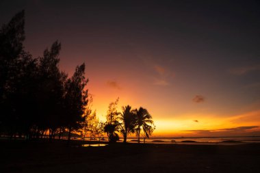 Saphanhin Halk Parkı, Phuket, Tayland 'daki güzel sahil ve sabah gökyüzü manzarası.