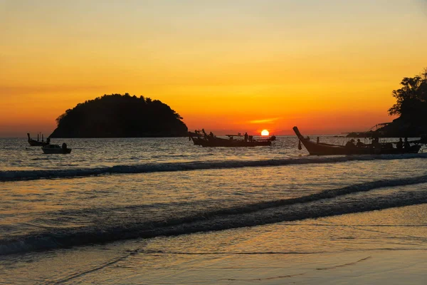 Bellissimo Tramonto Silhouette Lunghe Barche Coda Sulla Spiaggia Kata Phuket — Foto Stock