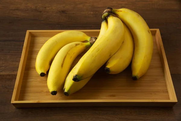 Dois Cachos Banana Deliciosa Fundo Madeira — Fotografia de Stock